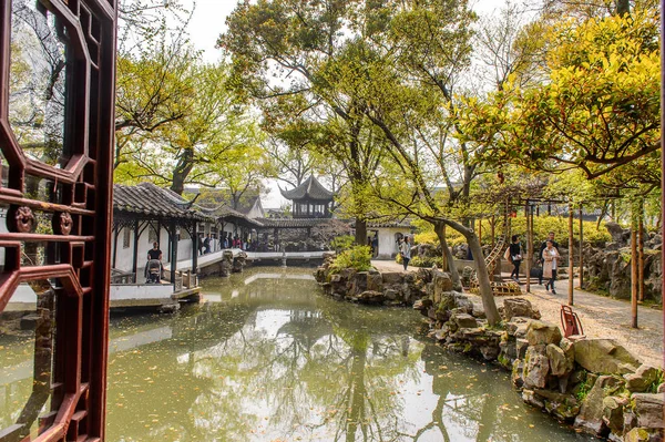 Suzhou, Çin - Nis 1, 2016: Mütevazı Yönetici Bahçesi, Suzhou bir Çin bahçesi, Unesco Dünya Mirası