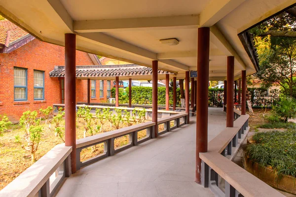 Suzhou, Çin - Nis 1, 2016: Suzhou, Çin'de ipek müzesi, fabrika ve dükkan. Popüler turistik yerlerinden biri