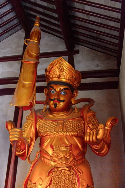 Suzhou, Çin - Nis 1, 2016: Guardian Suzhou Bao'en Tapınağı kompleksinde, Jiangsu Eyaleti, Çin. Çin'deki Buda tapınaklarından biri