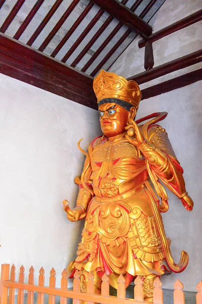 Suzhou, Çin - Nis 1, 2016: Guardian Suzhou Bao'en Tapınağı kompleksinde, Jiangsu Eyaleti, Çin. Çin'deki Buda tapınaklarından biri