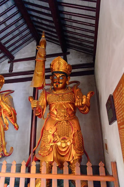 Suzhou, Çin - Nis 1, 2016: Guardian Suzhou Bao'en Tapınağı kompleksinde, Jiangsu Eyaleti, Çin. Çin'deki Buda tapınaklarından biri