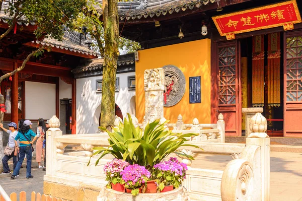 Suzhou, Çin - Nis 1, 2016: Suzhou Bao'en Tapınak kompleksi, Jiangsu Eyaleti, Çin. Çin'deki Buda tapınaklarından biri