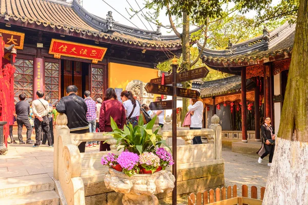 Suzhou, Çin - Nis 1, 2016: Suzhou Bao'en Tapınak kompleksi, Jiangsu Eyaleti, Çin. Çin'deki Buda tapınaklarından biri