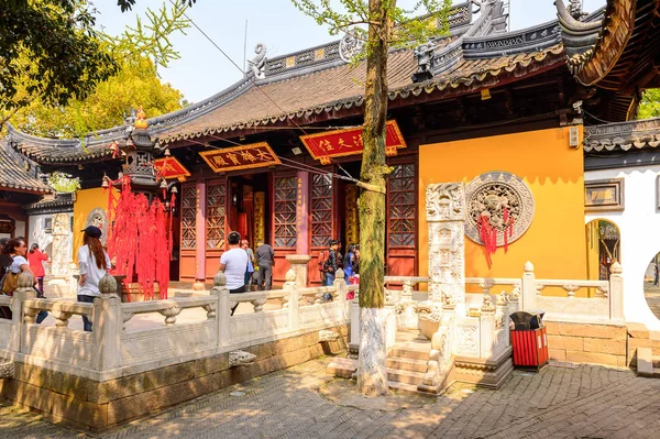 Suzhou, Çin - Nis 1, 2016: Suzhou Bao'en Tapınak kompleksi, Jiangsu Eyaleti, Çin. Çin'deki Buda tapınaklarından biri