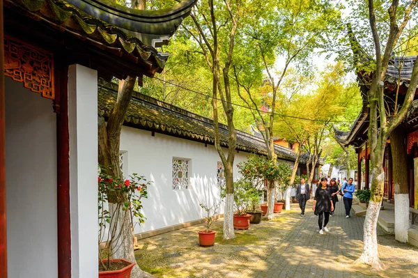 Suzhou, Çin - Nis 1, 2016: Suzhou Bao'en Tapınak kompleksi, Jiangsu Eyaleti, Çin. Çin'deki Buda tapınaklarından biri