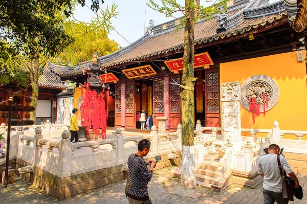 Suzhou, Çin - Nis 1, 2016: Suzhou Bao'en Tapınak kompleksi, Jiangsu Eyaleti, Çin. Çin'deki Buda tapınaklarından biri