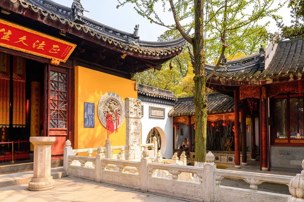 Suzhou, Çin - Nis 1, 2016: Suzhou Bao'en Tapınak kompleksi, Jiangsu Eyaleti, Çin. Çin'deki Buda tapınaklarından biri