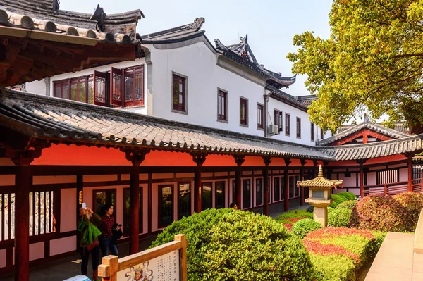 Suzhou, Çin - Nis 1, 2016: Suzhou Bao'en Tapınak kompleksi, Jiangsu Eyaleti, Çin. Çin'deki Buda tapınaklarından biri