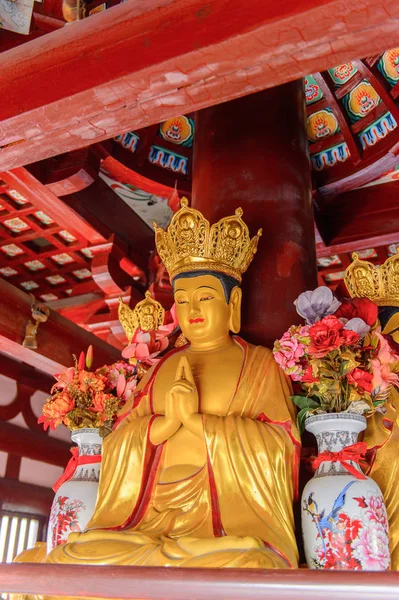 Suzhou, Çin - Nis 1, 2016: Kuzey Tapınağı Pagoda'daki Buda heykeli (Beisi Pagoda) Suzhou'daki Bao'en Tapınağı kompleksinde, Jiangsu Eyaleti, Çin.