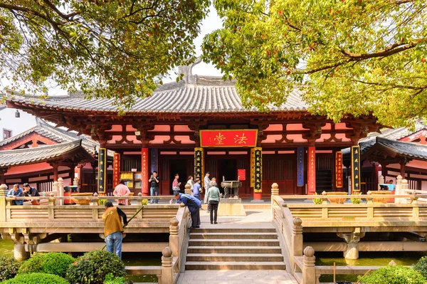 Suzhou, Çin - Nis 1, 2016: Suzhou Bao'en Tapınak kompleksi, Jiangsu Eyaleti, Çin. Çin'deki Buda tapınaklarından biri