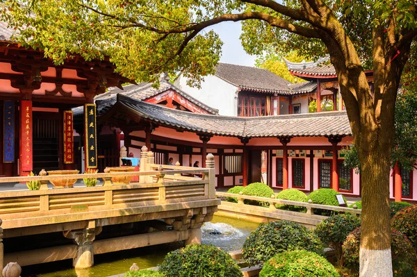 Suzhou, Çin - Nis 1, 2016: Suzhou Bao'en Tapınak kompleksi, Jiangsu Eyaleti, Çin. Çin'deki Buda tapınaklarından biri