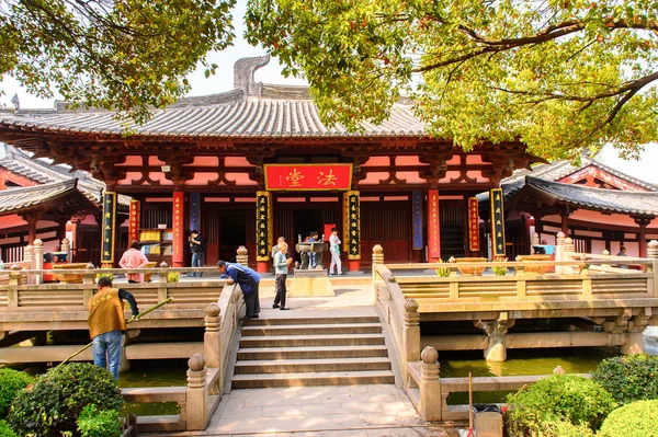 Suzhou, Çin - Nis 1, 2016: Suzhou Bao'en Tapınak kompleksi, Jiangsu Eyaleti, Çin. Çin'deki Buda tapınaklarından biri