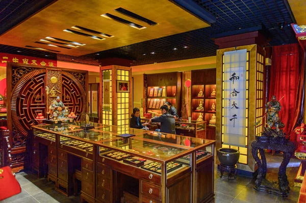 Suzhou, Çin - Nis 1, 2016: Suzhou Bao'en Tapınak kompleksi, Jiangsu Eyaleti, Çin. Çin'deki Buda tapınaklarından biri