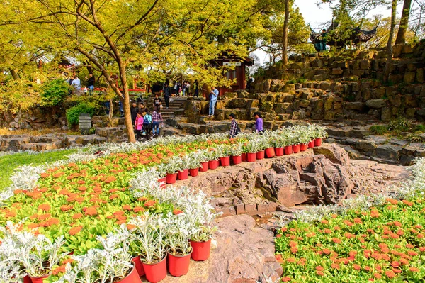 Suzhou, Çin - Nis 1, 2016: Suzhou Tiger tepe görme Doğası, Çin. Doğal güzelliği ve tarihi yerleri ile ünlüdür..