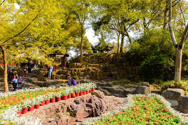 Suzhou, Çin - Nis 1, 2016: Suzhou Tiger tepe görme Doğası, Çin. Doğal güzelliği ve tarihi yerleri ile ünlüdür..