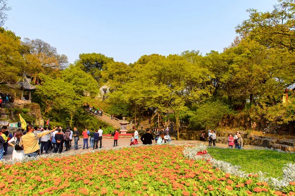 Suzhou, Çin - Nis 1, 2016: Suzhou Tiger tepe görme Doğası, Çin. Doğal güzelliği ve tarihi yerleri ile ünlüdür..