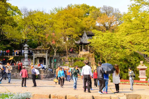 Suzhou, Çin - Nis 1, 2016: Suzhou Tiger tepe görme Doğası, Çin. Doğal güzelliği ve tarihi yerleri ile ünlüdür..