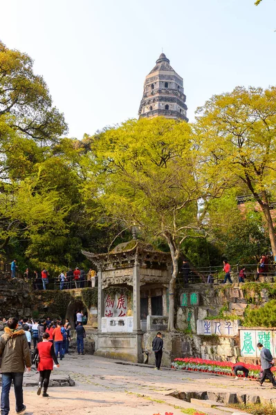 Suzhou, Çin - Nis 1, 2016: Suzhou Tiger tepe görme Doğası, Çin. Doğal güzelliği ve tarihi yerleri ile ünlüdür..