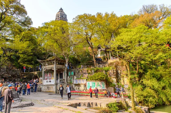 Suzhou, Çin - Nis 1, 2016: Suzhou Tiger tepe görme Doğası, Çin. Doğal güzelliği ve tarihi yerleri ile ünlüdür..