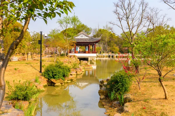 Suzhou, Çin - Nis 1, 2016: Suzhou Tiger tepe görme Doğası, Çin. Doğal güzelliği ve tarihi yerleri ile ünlüdür..