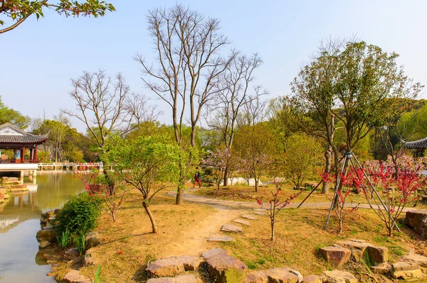 Suzhou, Çin - Nis 1, 2016: Suzhou Tiger tepe görme Doğası, Çin. Doğal güzelliği ve tarihi yerleri ile ünlüdür..