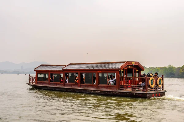 Hangzhou, Çin - 2 Nisan 2016: Batı Gölü'ndeki geleneksel Çin teknesi (Xi hu gölü) Hangzhou'da bir tatlı su gölüdür. Unesco Dünya Mirası Sit