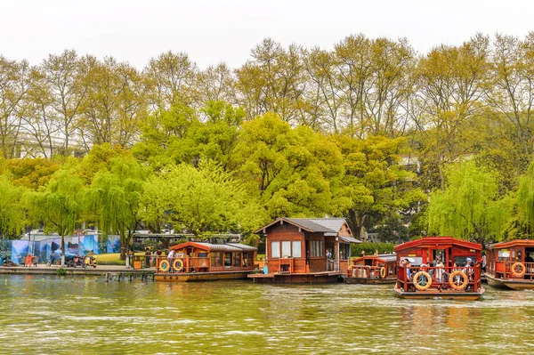 Hangzhou, Çin - 2 Nisan 2016: Batı Gölü'ndeki geleneksel Çin teknesi (Xi hu gölü) Hangzhou'da bir tatlı su gölüdür. Unesco Dünya Mirası Sit