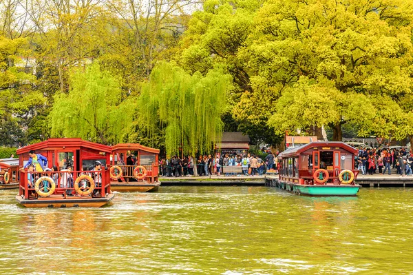 Hangzhou, Çin - 2 Nisan 2016: Batı Gölü'ndeki geleneksel Çin teknesi (Xi hu gölü) Hangzhou'da bir tatlı su gölüdür. Unesco Dünya Mirası Sit