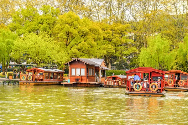 Hangzhou, Çin - 2 Nisan 2016: Batı Gölü'ndeki geleneksel Çin teknesi (Xi hu gölü) Hangzhou'da bir tatlı su gölüdür. Unesco Dünya Mirası Sit