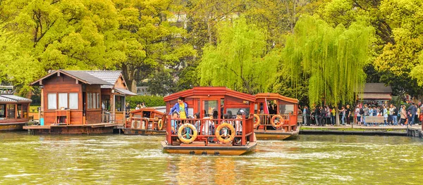 Hangzhou, Çin - 2 Nisan 2016: Batı Gölü'ndeki geleneksel Çin teknesi (Xi hu gölü) Hangzhou'da bir tatlı su gölüdür. Unesco Dünya Mirası Sit