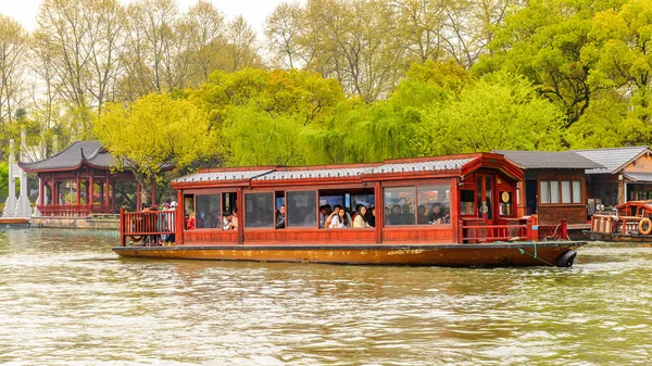 Hangzhou, Çin - 2 Nisan 2016: Batı Gölü'ndeki geleneksel Çin teknesi (Xi hu gölü) Hangzhou'da bir tatlı su gölüdür. Unesco Dünya Mirası Sit