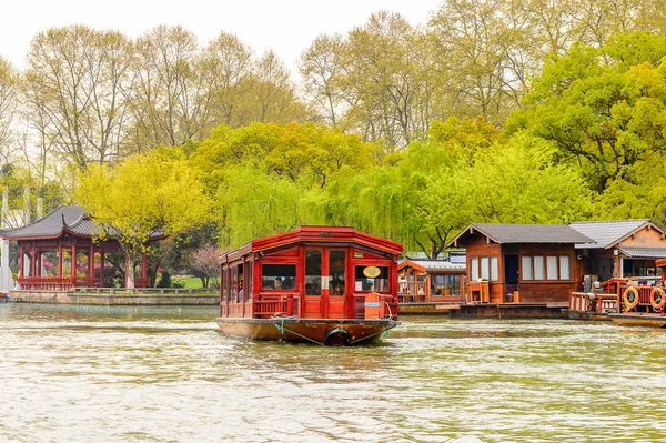 Hangzhou China Apr 2016 Barco Tradicional Chinês Lago Oeste Lago — Fotografia de Stock