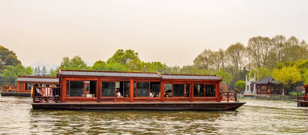Hangzhou, Çin - 2 Nisan 2016: Batı Gölü'ndeki geleneksel Çin teknesi (Xi hu gölü) Hangzhou'da bir tatlı su gölüdür. Unesco Dünya Mirası Sit