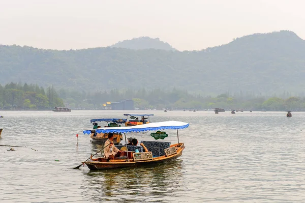 Hangzhou, Çin - 2 Nisan 2016: Batı Gölü'ndeki geleneksel Çin teknesi (Xi hu gölü) Hangzhou'da bir tatlı su gölüdür. Unesco Dünya Mirası Sit