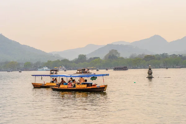 Hangzhou, Çin - 2 Nisan 2016: Batı Gölü'ndeki geleneksel Çin teknesi (Xi hu gölü) Hangzhou'da bir tatlı su gölüdür. Unesco Dünya Mirası Sit