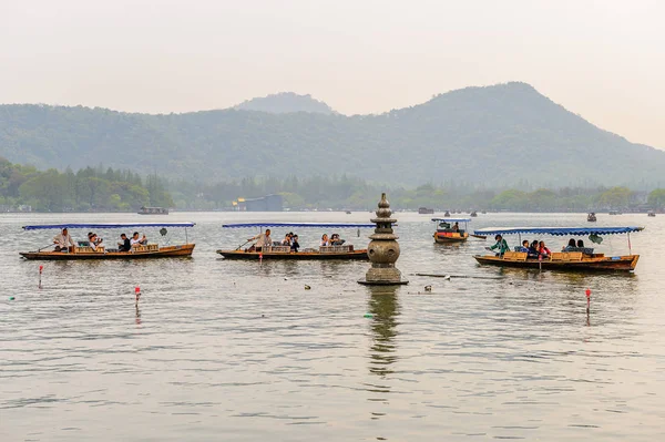 Hangzhou, Çin - 2 Nisan 2016: Batı Gölü'ndeki geleneksel Çin teknesi (Xi hu gölü) Hangzhou'da bir tatlı su gölüdür. Unesco Dünya Mirası Sit