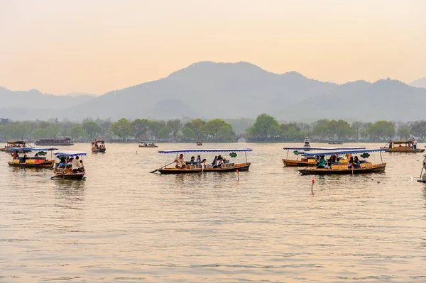 Hangzhou, Çin - 2 Nisan 2016: Batı Gölü'ndeki geleneksel Çin teknesi (Xi hu gölü) Hangzhou'da bir tatlı su gölüdür. Unesco Dünya Mirası Sit
