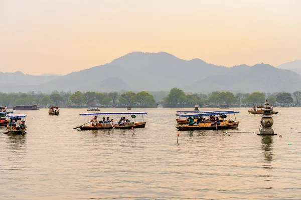 Hangzhou, Çin - 2 Nisan 2016: Batı Gölü'ndeki geleneksel Çin teknesi (Xi hu gölü) Hangzhou'da bir tatlı su gölüdür. Unesco Dünya Mirası Sit