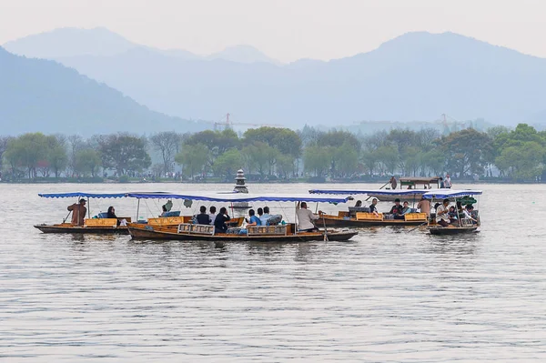 Hangzhou, Çin - 2 Nisan 2016: Batı Gölü'ndeki geleneksel Çin teknesi (Xi hu gölü) Hangzhou'da bir tatlı su gölüdür. Unesco Dünya Mirası Sit