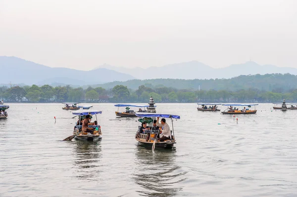 Hangzhou, Çin - 2 Nisan 2016: Batı Gölü'ndeki geleneksel Çin teknesi (Xi hu gölü) Hangzhou'da bir tatlı su gölüdür. Unesco Dünya Mirası Sit