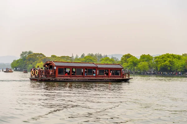 Hangzhou, Çin - 2 Nisan 2016: Batı Gölü'ndeki geleneksel Çin teknesi (Xi hu gölü) Hangzhou'da bir tatlı su gölüdür. Unesco Dünya Mirası Sit