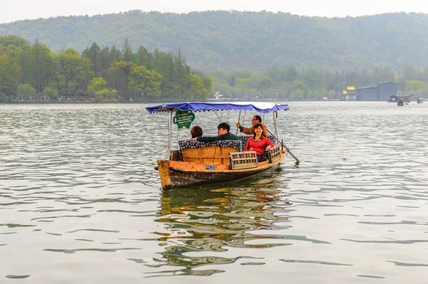 Hangzhou, Çin - 2 Nisan 2016: Batı Gölü'ndeki geleneksel Çin teknesi (Xi hu gölü) Hangzhou'da bir tatlı su gölüdür. Unesco Dünya Mirası Sit