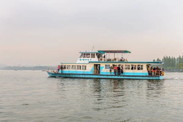 Hangzhou, Çin - 2 Nisan 2016: Batı Gölü'ndeki geleneksel Çin teknesi (Xi hu gölü) Hangzhou'da bir tatlı su gölüdür. Unesco Dünya Mirası Sit