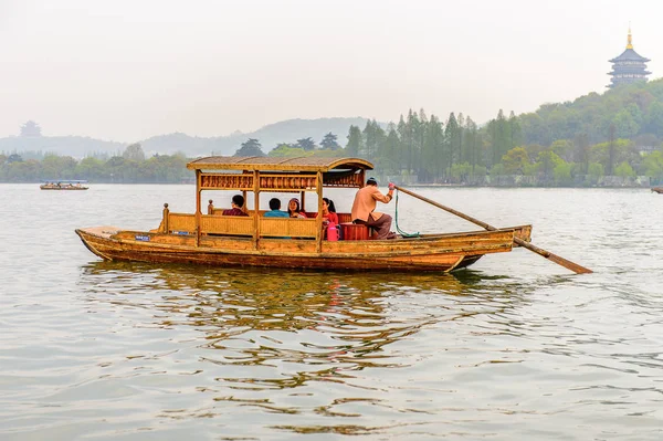 Hangzhou, Çin - 2 Nisan 2016: Batı Gölü'ndeki geleneksel Çin teknesi (Xi hu gölü) Hangzhou'da bir tatlı su gölüdür. Unesco Dünya Mirası Sit