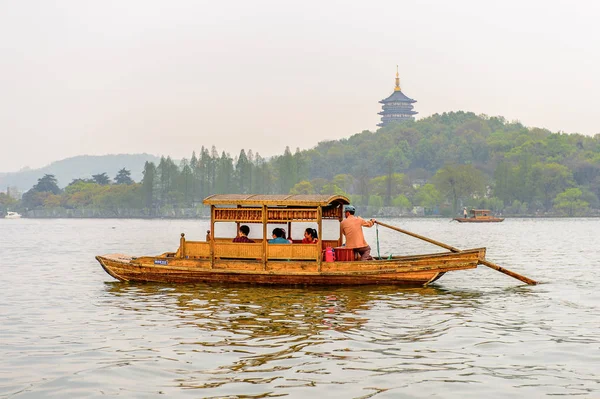 Hangzhou, Çin - 2 Nisan 2016: Batı Gölü'ndeki geleneksel Çin teknesi (Xi hu gölü) Hangzhou'da bir tatlı su gölüdür. Unesco Dünya Mirası Sit