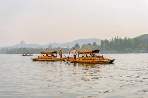 Hangzhou, Çin - 2 Nisan 2016: Batı Gölü'ndeki geleneksel Çin teknesi (Xi hu gölü) Hangzhou'da bir tatlı su gölüdür. Unesco Dünya Mirası Sit