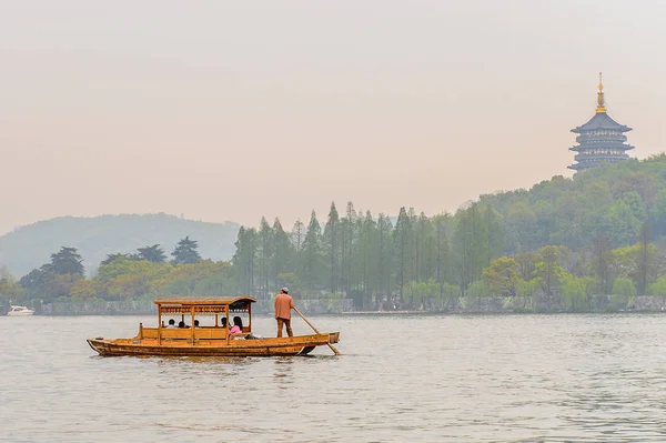 Hangzhou, Çin - 2 Nisan 2016: Batı Gölü'ndeki geleneksel Çin teknesi (Xi hu gölü) Hangzhou'da bir tatlı su gölüdür. Unesco Dünya Mirası Sit