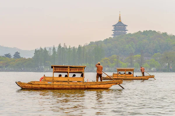 Hangzhou, Çin - 2 Nisan 2016: Batı Gölü'ndeki geleneksel Çin teknesi (Xi hu gölü) Hangzhou'da bir tatlı su gölüdür. Unesco Dünya Mirası Sit