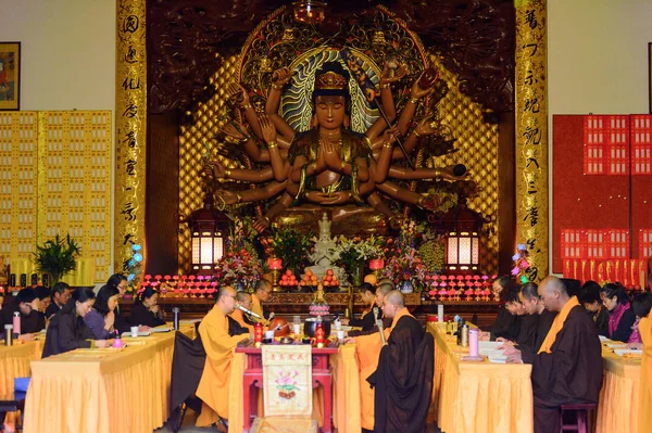 Hangzhou, Çin - Nis 2, 2016: Lingyin Tapınağı'ndaki Buddha pagodalarlarından birinde buda heykeli (Ruhun İnzivası Tapınağı) kompleksi. Çin'in en büyük Budist tapınaklarından biri