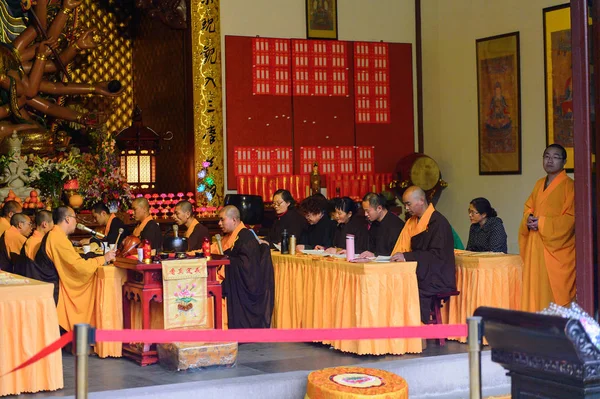 Hangzhou, Çin - 2 Nisan 2016: Lingyin Tapınağı (Ruhun İnzivası Tapınağı) kompleksi. Çin'in en büyük ve en zengin Budist tapınaklarından biri